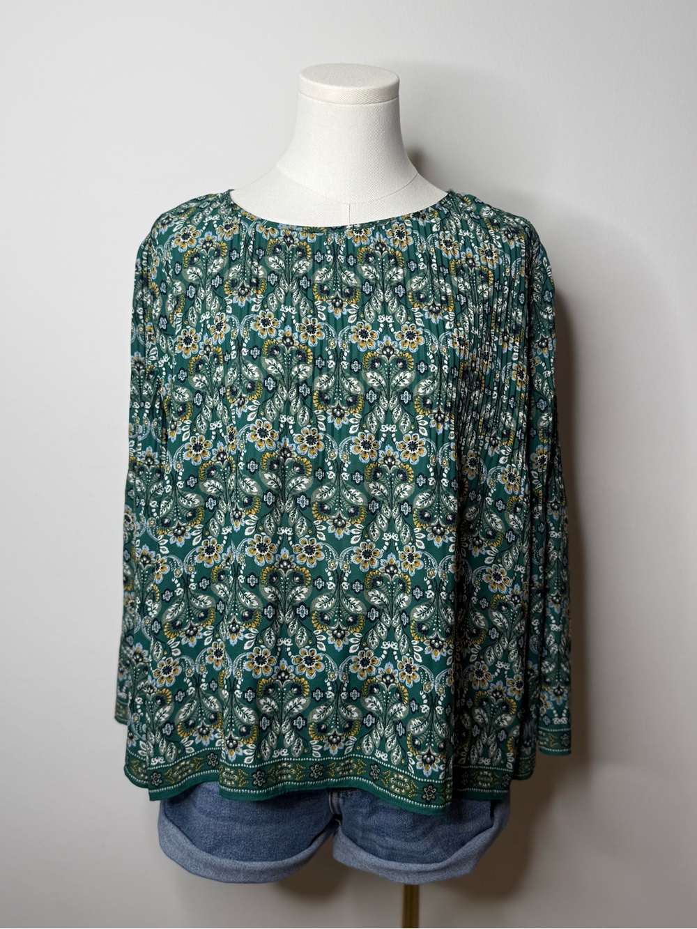 (5 for $55)Max Studio Green and Black Floral Blouse